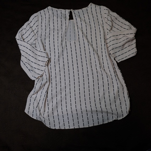 Cream top with dash line print - Picture 2 of 4